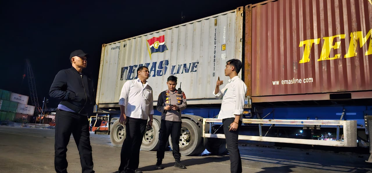 Pengiriman batu hitam